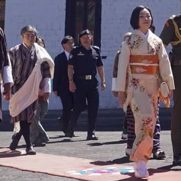 tomogang's tweet photo. 三笠宮家の彬子女王と共にレッドカーペットを歩くエプスタイン伊藤穰一氏。ブータンの民族衣装らしきものまで着て。となると、ブータン側は伊藤氏を皇族と同等に扱っていることになる。彬子女王自身が伊藤氏を皇族側の人間と認定したことにならないか。これは看過出来まい。勝手するにも程がある。 https://t.co/Pm74aZiYpA