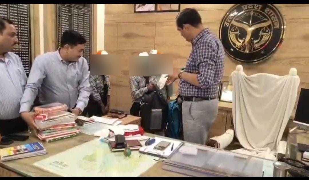 ocjain4's tweet photo. किसने कहा भगवान नहीं होते...
किसने कहा वो भक्तों की नहीं सुनते
हाँ, अब वो अपने काम पूरे करने के लिए किसे माध्यम बनाएंगे... ये तो वही जानते हैं बस।

सोशल मीडिया पर वीडियो वायरल हुआ कि मथुरा, यूपी के 4 बच्चे कांवड़ लेकर निकले हैं। फीस जमा न करने पर उन्हें स्कूल से निकाल दिया गया है। उन्हें भ��लेनाथ से उम्मीद है कि वो सुनेंगे और पढ़ाई दोबारा शुरू होगी।

मथुरा के DM चंद्र प्रकाश सिंह ने इस वीडियो का संज्ञान लिया।
चारों बच्चों और उनके दिव्यांग माता-पिता को दफ्तर में बुलाया।

बच्चों की फीस माफ करवाई..
सभी को बैग, किताब, ड्रेस दी गईं
बच्चों के माता-पिता को दिव्यांग पेंशन का लाभ दिलवाया गया..

बस यही तो भोले बाबा की कृपा है
बच्चों ने पुकारा...
बाबा ने सुना भी और सब ठीक भी कर दिया।

बाकी तो बस अपना-अपना देखने का नज़रिया है!

बम भोले! 🙏