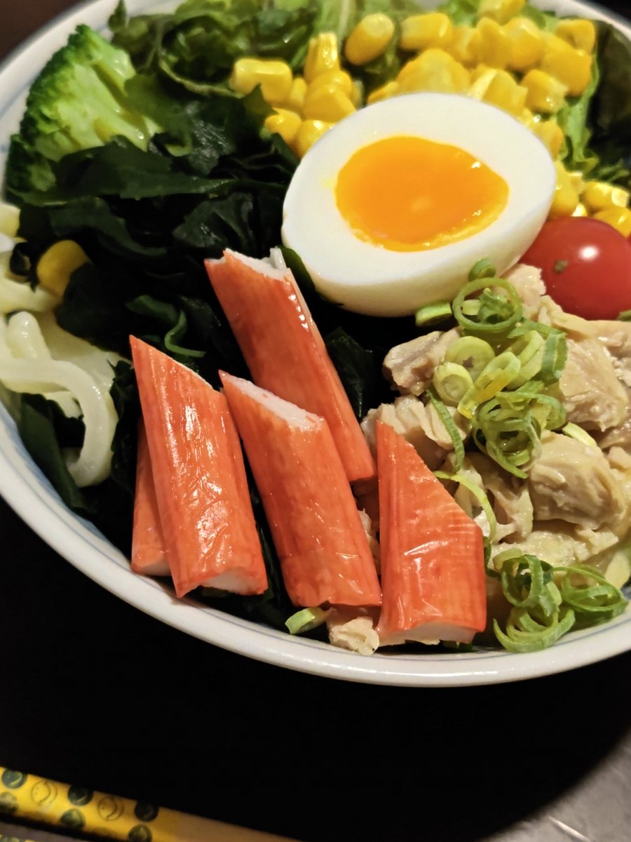 YUMIRNOFF's tweet photo. やっぱ、具。多めのサラダうどん🥗
#おうちごはん #麺 #夏 #野菜 #うどん  #母はつらいよ #木曜日 https://t.co/9971mjuKFW