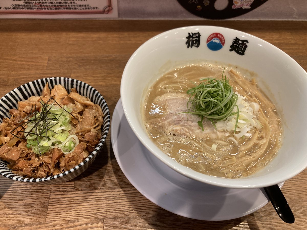 hitokot00524267's tweet photo. 日曜日は桐麺 梅田店でラーメンを食べました😋
こってり醤油ラーメンと豚丼です🍜
スープ・麺はいうまでもなくネギもシャキシャキで最高でした！
そして今日は十三駅前の神座新店で美味しいらーめんを食べました✨美味すぎる😆スープもかなり飲みました。エアコンがかなり効いているので暑さを感じませんでした🧊
そして明日からはサマソニですね～！！楽しみです♪

#ラーメン ＃桐麺 ＃神座 ＃サマソニ