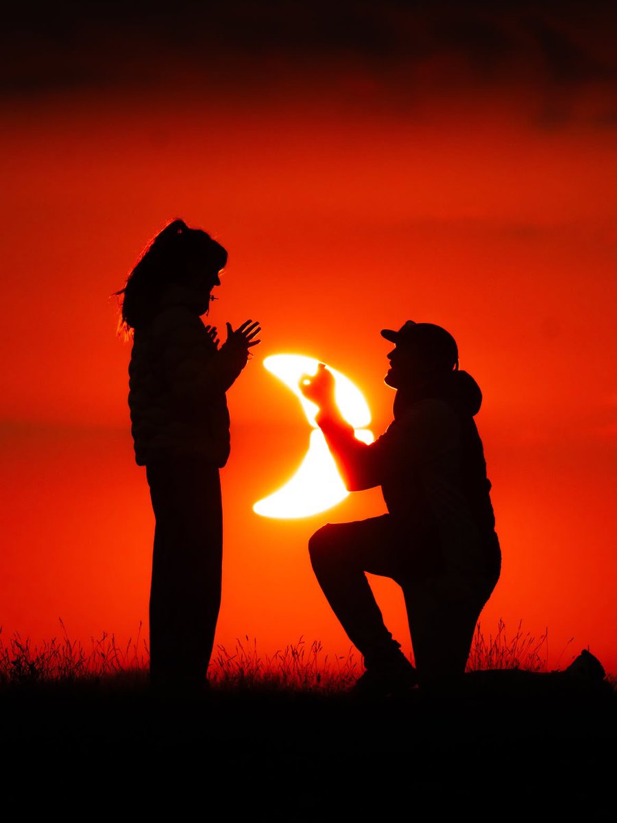ceciarmy's tweet photo. Hay momentos que solo se viven una vez, y este chico aprovechó el eclipse para pedirle matrimonio a su novia https://t.co/iZNHAdURMI