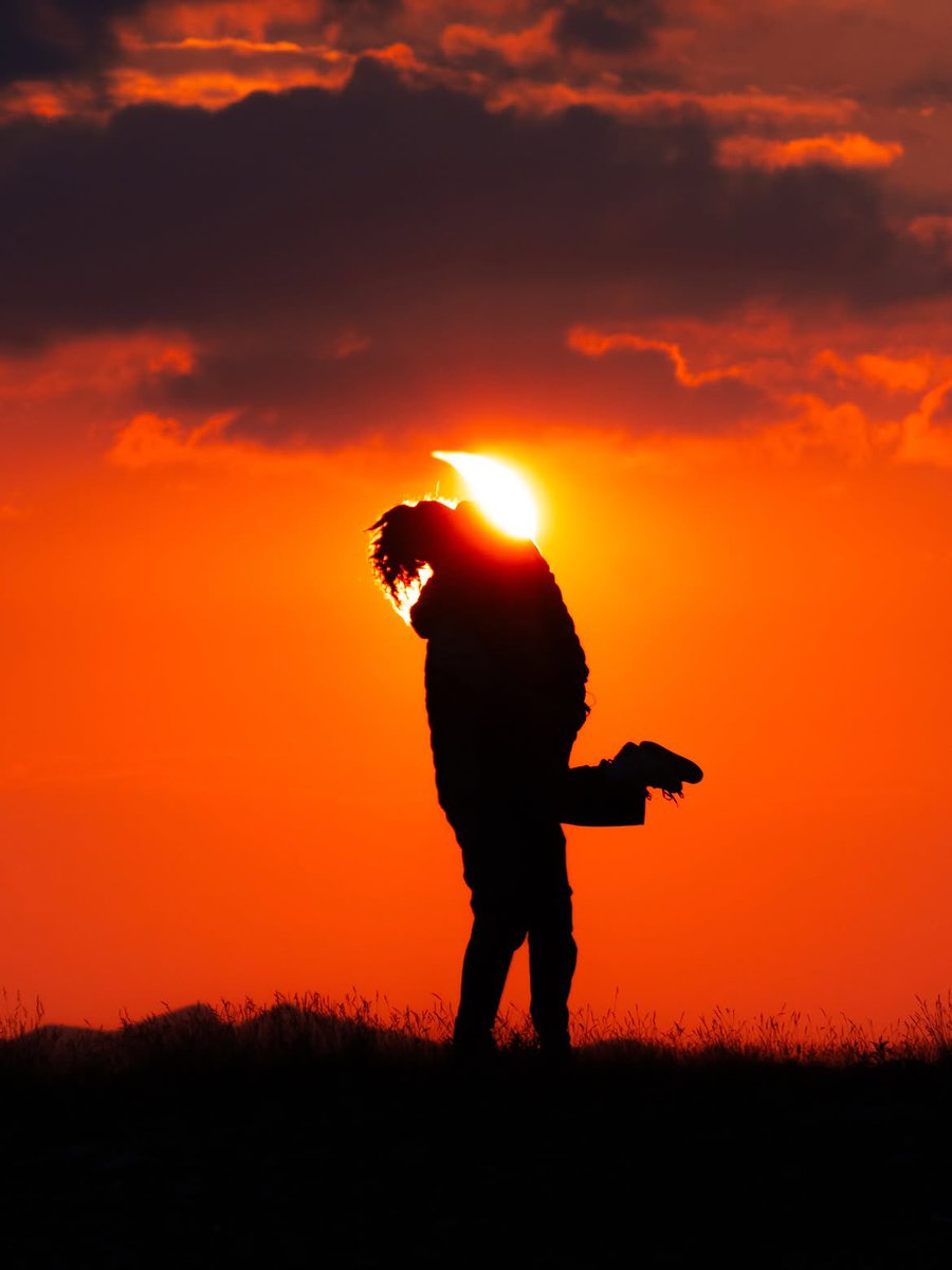 ceciarmy's tweet photo. Hay momentos que solo se viven una vez, y este chico aprovechó el eclipse para pedirle matrimonio a su novia https://t.co/iZNHAdURMI