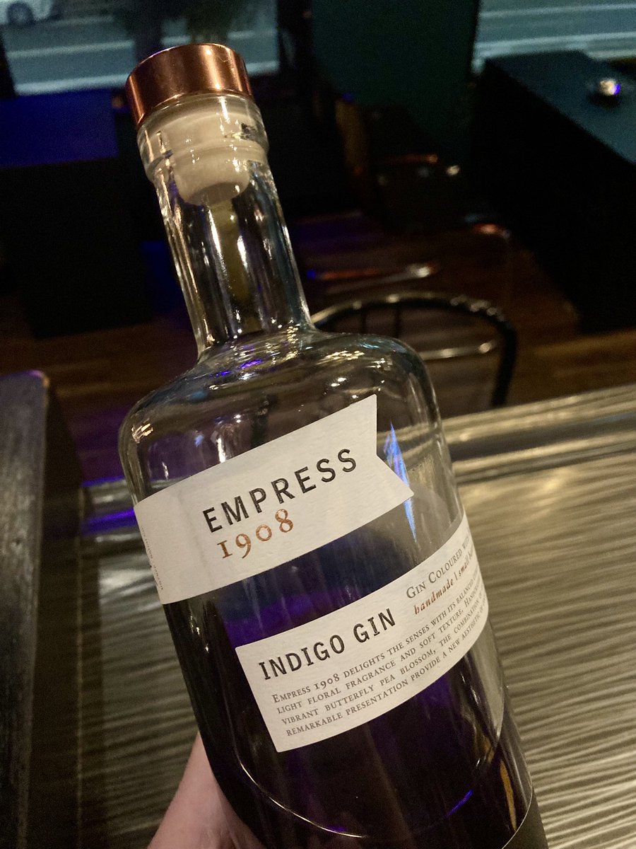 VertigoOsaka's tweet photo. VERTIGO、本日も19時からオープンしてます！

お客様にお祝いでいただいた『EMPRESS 1908 INDIGO GIN』(文吾さんありがとうございます☺️)をジンリッキーで。
酸性になると色が濃紺→ピンクに変わる素敵ジンです◎
是非夏の一夜のお供にどうぞーー😄🍸
では今宵もウェルカム！扇町😉🪭 https://t.co/guaqxz8iNX