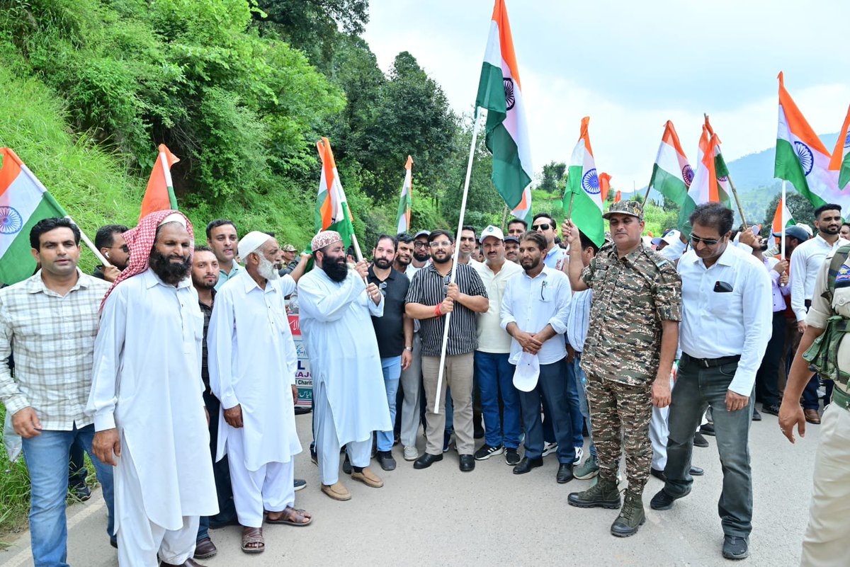 DioRajouri's tweet photo. 🇮🇳 DC Rajouri Abhishek Sharma led a vibrant #HarGharTiranga Rally from HSS Patrara to Deriralyote, Manjakote, with enthusiastic participation of students, officers, officials and civil society members, showcasing patriotism, unity and national pride.
#HarGharTiranga #Rajouri https://t.co/VkIUSNe9Cp