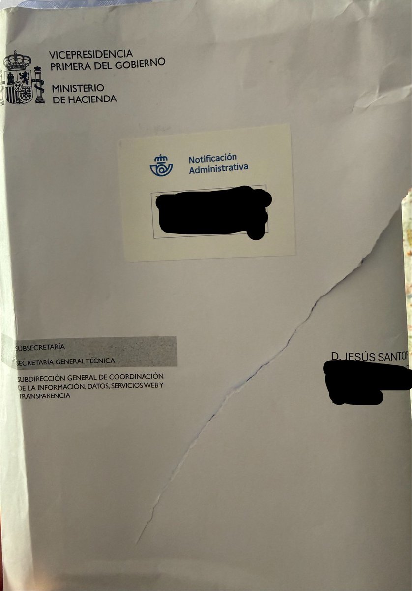 SrLiberal's tweet photo. Grandisor Internacional SLU, sociedad unipersonal propiedad de una mercantil hongkonesa, cuyas últimas cuentas presentan pérdidas y deuda, con solo dos empleados y con un domicilio social en una vivienda residencial, distribuye casi en exclusiva la baliza V16 a través de las oficinas de Correos.

¿A nadie le parece sospechoso? Pues los servicios jurídicos de Correos se niegan a dar información sobre el asunto y me notifican de nuevo, casi ocho meses después de pedir la información.

Si nos robaron con las mascarillas, perdonen que dude de que al menos alguien no haya hecho negocio con la baliza y hasta con las puñeteras gafas del eclipse de ayer.