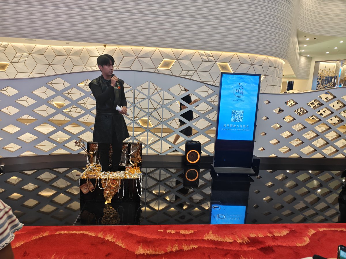 rivaius4933's tweet photo. ハウスオブダンシングウォーターの前座みたいのやっていて、おもろかった！ https://t.co/5F0vOQzY5y