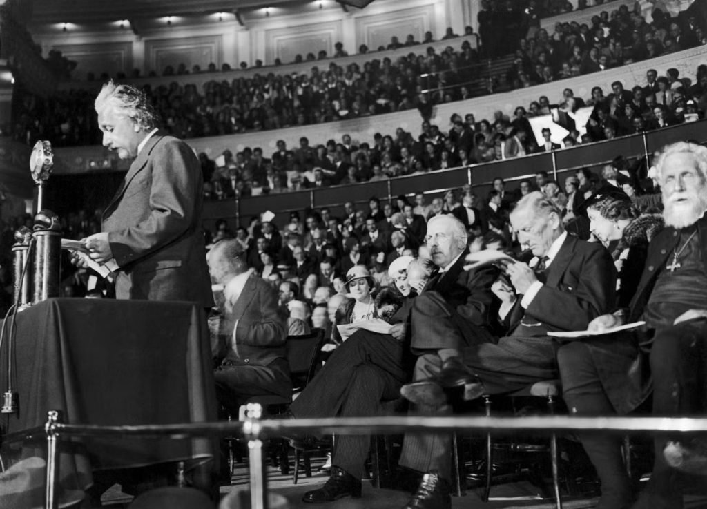 WONDERBERKOH's tweet photo. Sarkodie and Einstein on the same pedestal as they made history together.Einstein was given a plaque for filling the venue after his historic speech and Sark was also given a plaque for fully filling the venue. History repeats itself 

Einstein.                                        Sarkodie