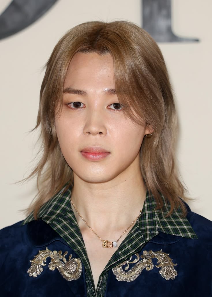 borahaestarrr's tweet photo. Since we’re all calling out BTS members now, why don’t we also talk about the fact that Jimin is the member who admires Chris Brown the most? He has him as his role model, has his songs among his favorites, and is artistically inspired by him. https://t.co/EPsAZNjRHZ