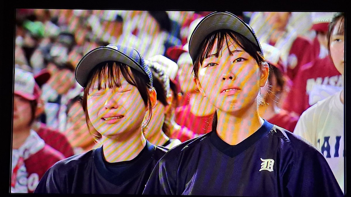 kazutan__1220's tweet photo. さっきまであれだけ応援で笑顔が光ってた大分商業の女子マネージャー2人が、綺麗な涙を流しながら号泣してるの見て心に来る物があった…

特に片方の子は勝てば次やっとベンチ入りできただけに悔しかっただろうね。

お疲れ様でした、よく頑張ったね👏

＃高校野球 #甲子園 https://t.co/s3FEScGBBM