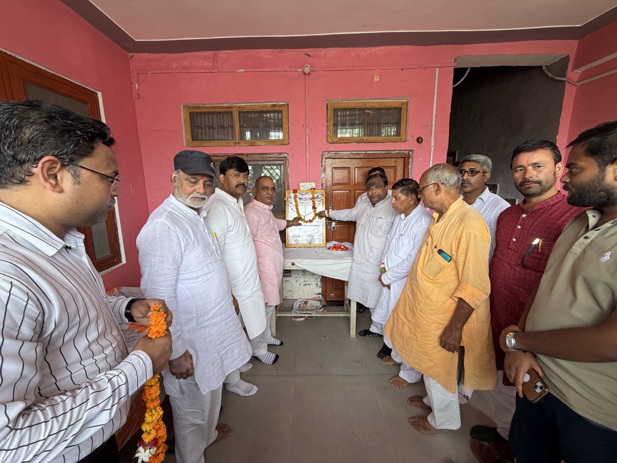 bjpannu79's tweet photo. स्वतंत्रता संग्राम सेनानियों के सम्मान में आज कल्यानपुर पहुंचकर स्वतंत्रता संग्राम सेनानी (106 वर्षीय) स्व. विश्वनाथ खन्ना जी के घर उनके चित्र पर माल्यार्पण कर श्रद्धांजलि अर्पित की गई तथा उनके परिवारजनों को अंगवस्त्र भेंट कर सम्मानित किया गया।@BJP4India @BJP4UP @AjitSinghPal_ https://t.co/tkZVK7puaq