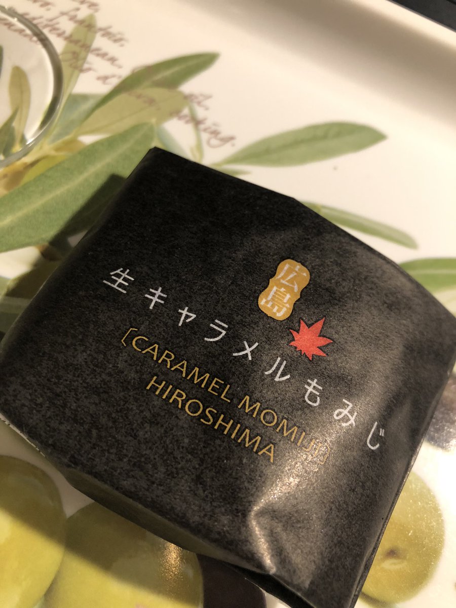 tamachami12's tweet photo. I got this caramel-filled Momiji Manju 🍁 from someone I wasn’t very fond of. 🤫

But sharing this delicious treat somehow brought us closer. 💕

Food has a funny way of breaking the ice!😋

If you visit Hiroshima, you’ve got to try it! https://t.co/xVYWZThtV9