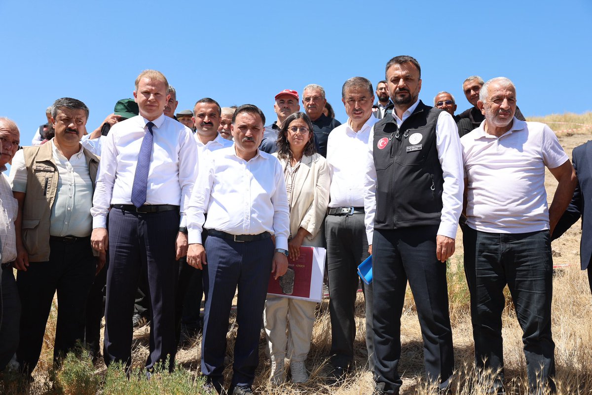 kayserivaliligi's tweet photo. Valimiz Sayın Gökmen Çiçek, Yeşilhisar ilçemiz Yeşilova Mahallesi’nde bulunan Eğriköy Höyük Kazı Alanı’nı ziyaret ederek yürütülen arkeolojik kazı çalışmaları hakkında İl Kültür ve Turizm Müdürü Şükrü Dursun’dan bilgiler aldı. https://t.co/zPdKW8xgYt