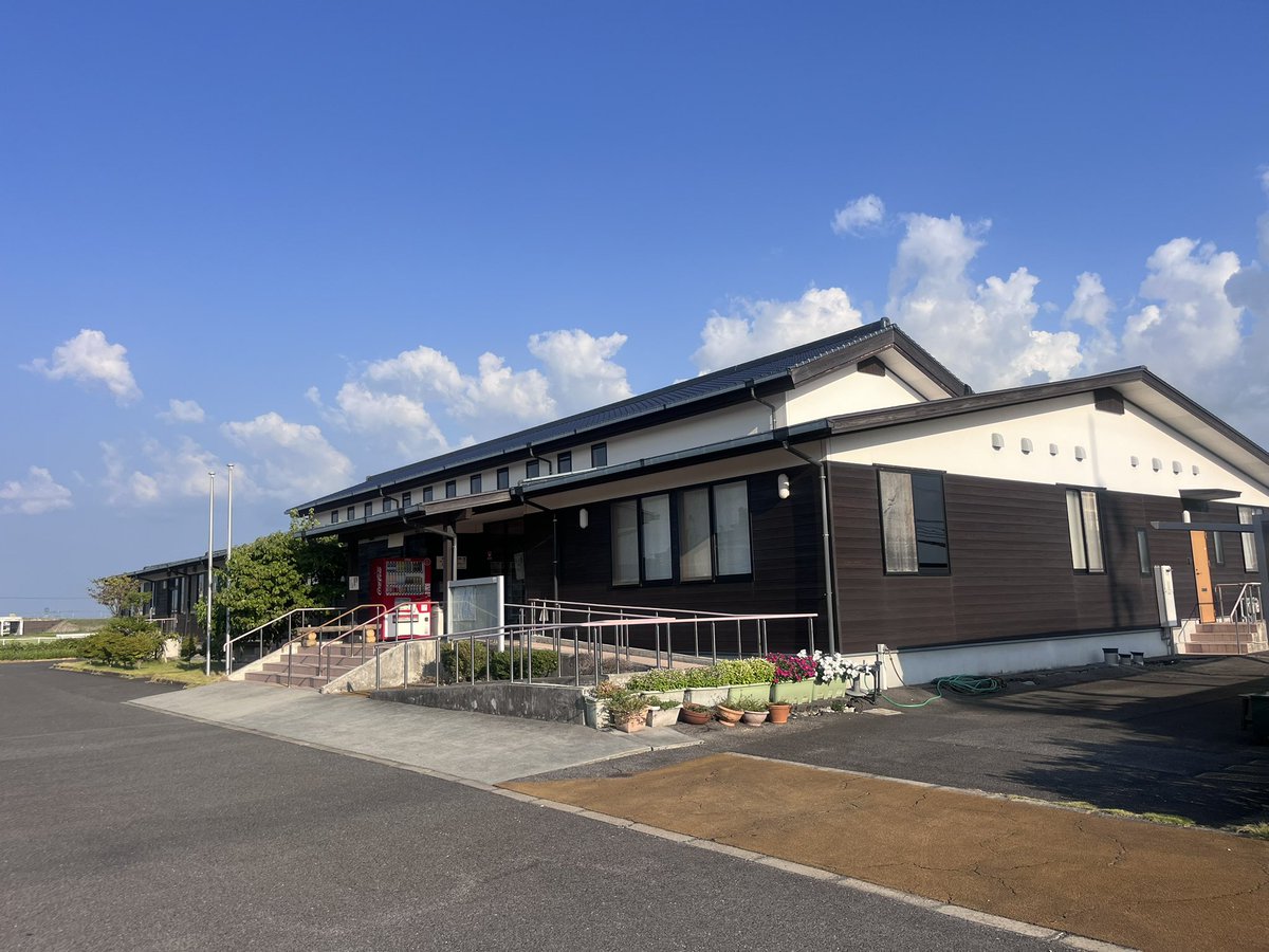 NPbancho's tweet photo. 嘉瀬公民館で外観の写真撮ってたら職員らしきおじさんがジッとこっちみてたから、
「ｱｯ…ｽﾐﾏｾﾝ……」
👴「………………………」
「……………………」
👴「…………………ゾンビィ？」
「！！？え、あ！ハイ！ゾンビです！！！」
と日常生活で決して起きない会話をした https://t.co/9KJpwqNlHI