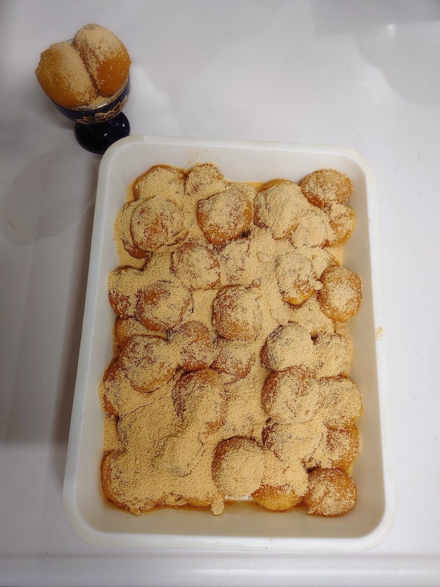 kano_dsy's tweet photo. ばあちゃんへ

お盆になったらいつも私のためにきな粉団子を作ってくれてありがとう

致死量の砂糖を入れるから家族は甘すぎて苦手と言っていたけど、私はそんな激甘団子が大好きだよ

今年は私が作ってみたよ。砂糖増々で
生地がちょっと柔らかくなったよ

もう一回ばあちゃんの団子が食べたいな https://t.co/U7SLpe3WAa
