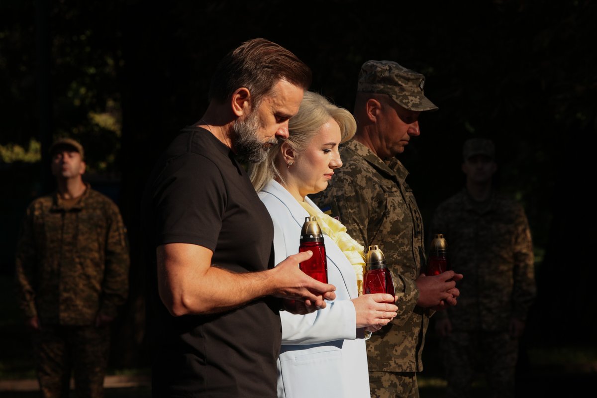 ZelenskyyUa's tweet photo. Розпочав свою поїздку до Івано-Франківської області з вшанування памʼяті полеглих захисників і захисниць України. Вічна шана та вдячність кожному й кожній, хто захищав Україну та віддав своє життя у цій боротьбі. Світла памʼять нашим загиблим воїнам.

І також подяка т��м, хто створює осередки памʼяті для наших героїв, де українці та українки можуть прийти і просто сказати: «Дякую». Дуже важливо, щоб кількість цих просторів збільшувалася. Кожен, хто віддав своє життя, щоб інші могли жити в мирі, заслуговує на це.