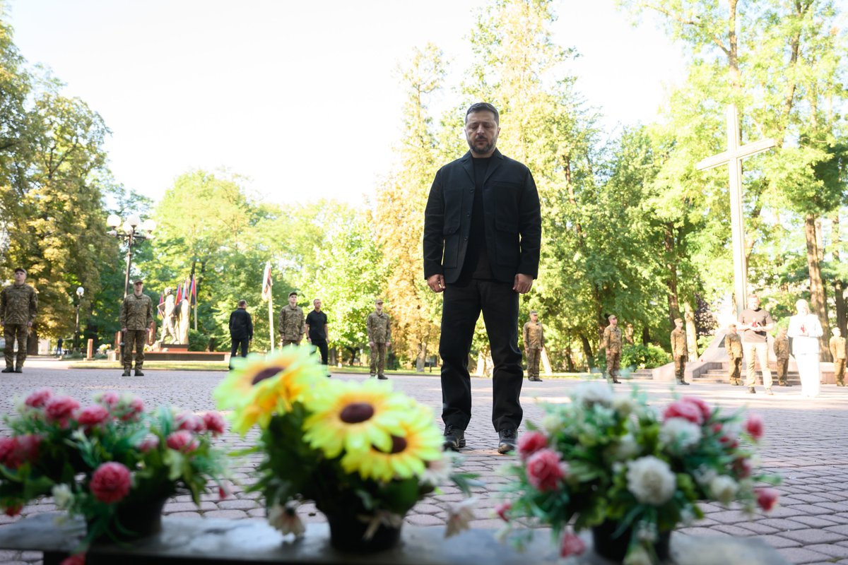 ZelenskyyUa's tweet photo. Розпочав свою поїздку до Івано-Франківської області з вшанування памʼяті полеглих захисників і захисниць України. Вічна шана та вдячність кожному й кожній, хто захищав Україну та віддав своє життя у цій боротьбі. Світла памʼять нашим загиблим воїнам.

І також подяка т��м, хто створює осередки памʼяті для наших героїв, де українці та українки можуть прийти і просто сказати: «Дякую». Дуже важливо, щоб кількість цих просторів збільшувалася. Кожен, хто віддав своє життя, щоб інші могли жити в мирі, заслуговує на це.