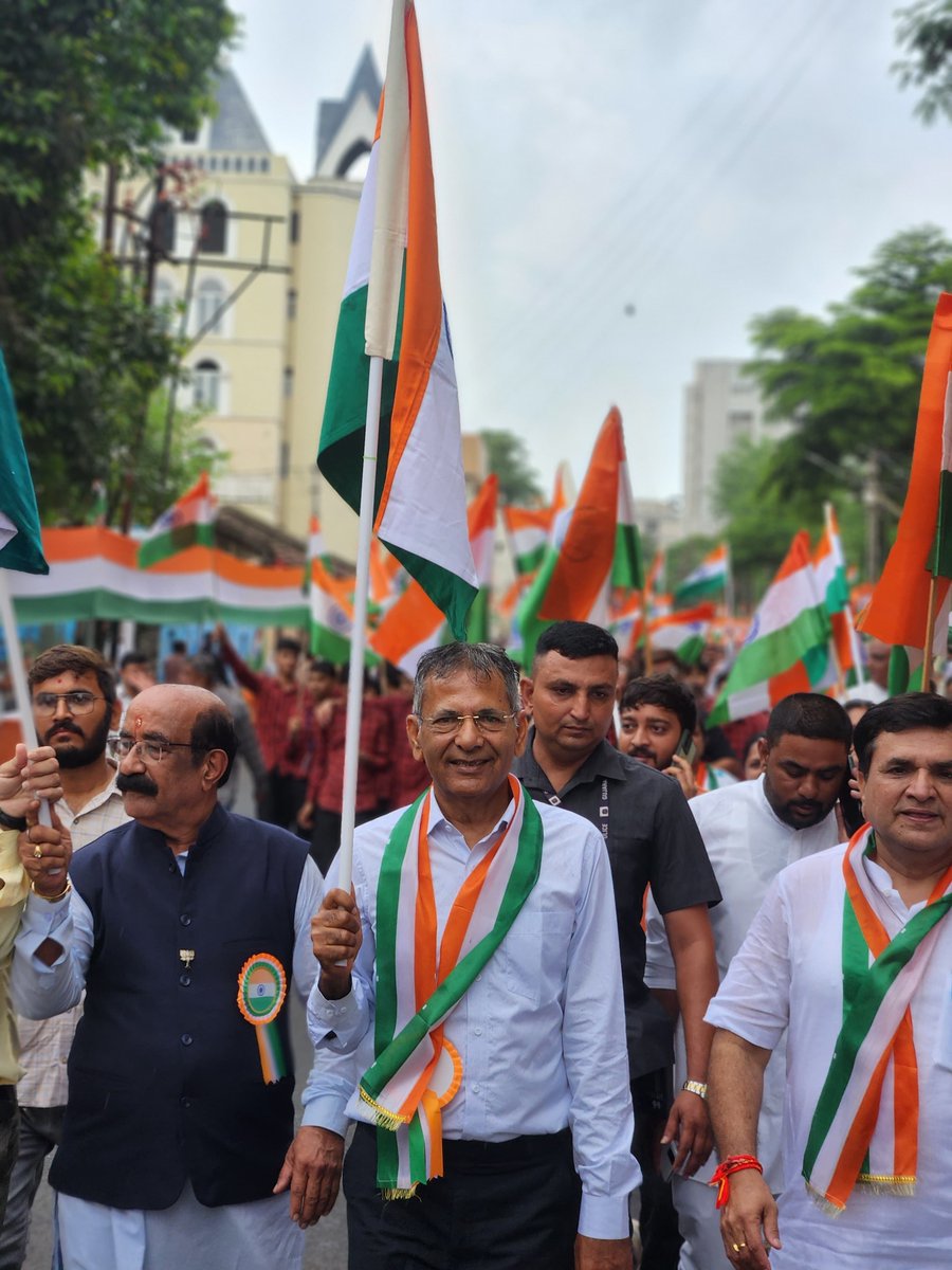 Rameshvtilara's tweet photo. રાજકોટ મહાનગરમાં દેશભક્તિપૂર્ણ માહોલમાં ભવ્ય ‘તિરંગા યાત્રા’ યોજાઈ. રેસકોર્સથી જ્યુબિલી ચોક સુધીની આ ઐતિહાસિક યાત્રામાંબહોળી સંખ્યામાં નાગરિકોએ ઉત્સાહભેર જોડાઈને દેશભક્તિ પ્રત્યેનો અજોડ પ્રેમ વ્યક્ત કર્યો હતો. https://t.co/pvfhXQ1Sfg