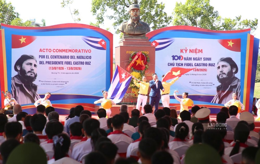 RPolancoF's tweet photo. Amanecimos en Dong Ha, provincia de Quang Tri, para conmemorar #100AñosConFidel.

En el Parque Fidel Castro, junto a autoridades de la nación y la provincia, rememoramos la excepcional trayectoria del Comandante en Jefe y su especial relación con la patria de Ho Chi Minh.

Le Duc Tien, vicepresidente del Comité Popular Provincial de Quang Tri, afirmó que Fidel consagró su vida a la lucha por las aspiraciones de las naciones de todo el mundo por la independencia, la libertad, la paz y la justicia. 

Desde esta tierra heroica, recorrida por Fidel aún en medio de la guerra, agradecimos la generosidad del pueblo vietnamita, que durante todos estos años y en una sucesión de generaciones, han preservado la memoria y han admirado con infinita lealtad la vida y la obra del líder histórico de la Revolución cubana.

Presidieron el acto, Nguyen Van Phuong, miembro del Comité Central del Partido Comunista de Vietnam y secretario del Comité Provincial del Partido; y el viceministro de Relaciones Exteriores Nguyen Hoang Long.