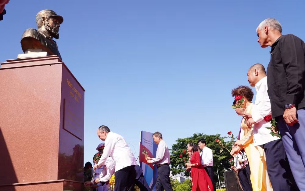 RPolancoF's tweet photo. Amanecimos en Dong Ha, provincia de Quang Tri, para conmemorar #100AñosConFidel.

En el Parque Fidel Castro, junto a autoridades de la nación y la provincia, rememoramos la excepcional trayectoria del Comandante en Jefe y su especial relación con la patria de Ho Chi Minh.

Le Duc Tien, vicepresidente del Comité Popular Provincial de Quang Tri, afirmó que Fidel consagró su vida a la lucha por las aspiraciones de las naciones de todo el mundo por la independencia, la libertad, la paz y la justicia. 

Desde esta tierra heroica, recorrida por Fidel aún en medio de la guerra, agradecimos la generosidad del pueblo vietnamita, que durante todos estos años y en una sucesión de generaciones, han preservado la memoria y han admirado con infinita lealtad la vida y la obra del líder histórico de la Revolución cubana.

Presidieron el acto, Nguyen Van Phuong, miembro del Comité Central del Partido Comunista de Vietnam y secretario del Comité Provincial del Partido; y el viceministro de Relaciones Exteriores Nguyen Hoang Long.