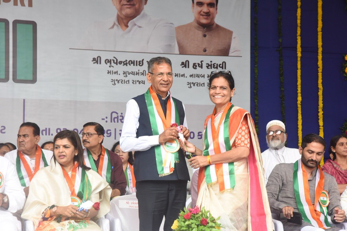 Rameshvtilara's tweet photo. રાજકોટ મહાનગરમાં દેશભક્તિપૂર્ણ માહોલમાં ભવ્ય ‘તિરંગા યાત્રા’ યોજાઈ. રેસકોર્સથી જ્યુબિલી ચોક સુધીની આ ઐતિહાસિક યાત્રામાંબહોળી સંખ્યામાં નાગરિકોએ ઉત્સાહભેર જોડાઈને દેશભક્તિ પ્રત્યેનો અજોડ પ્રેમ વ્યક્ત કર્યો હતો. https://t.co/pvfhXQ1Sfg