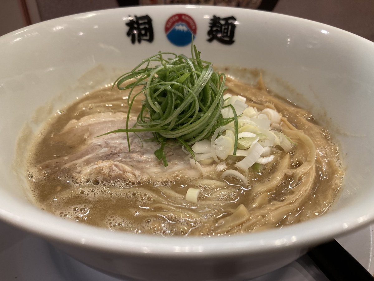 hitokot00524267's tweet photo. 日曜日は桐麺 梅田店でラーメンを食べました😋
こってり醤油ラーメンと豚丼です🍜
スープ・麺はいうまでもなくネギもシャキシャキで最高でした！
そして今日は十三駅前の神座新店で美味しいらーめんを食べました✨美味すぎる😆スープもかなり飲みました。エアコンがかなり効いているので暑さを感じませんでした🧊
そして明日からはサマソニですね～！！楽しみです♪

#ラーメン ＃桐麺 ＃神座 ＃サマソニ
