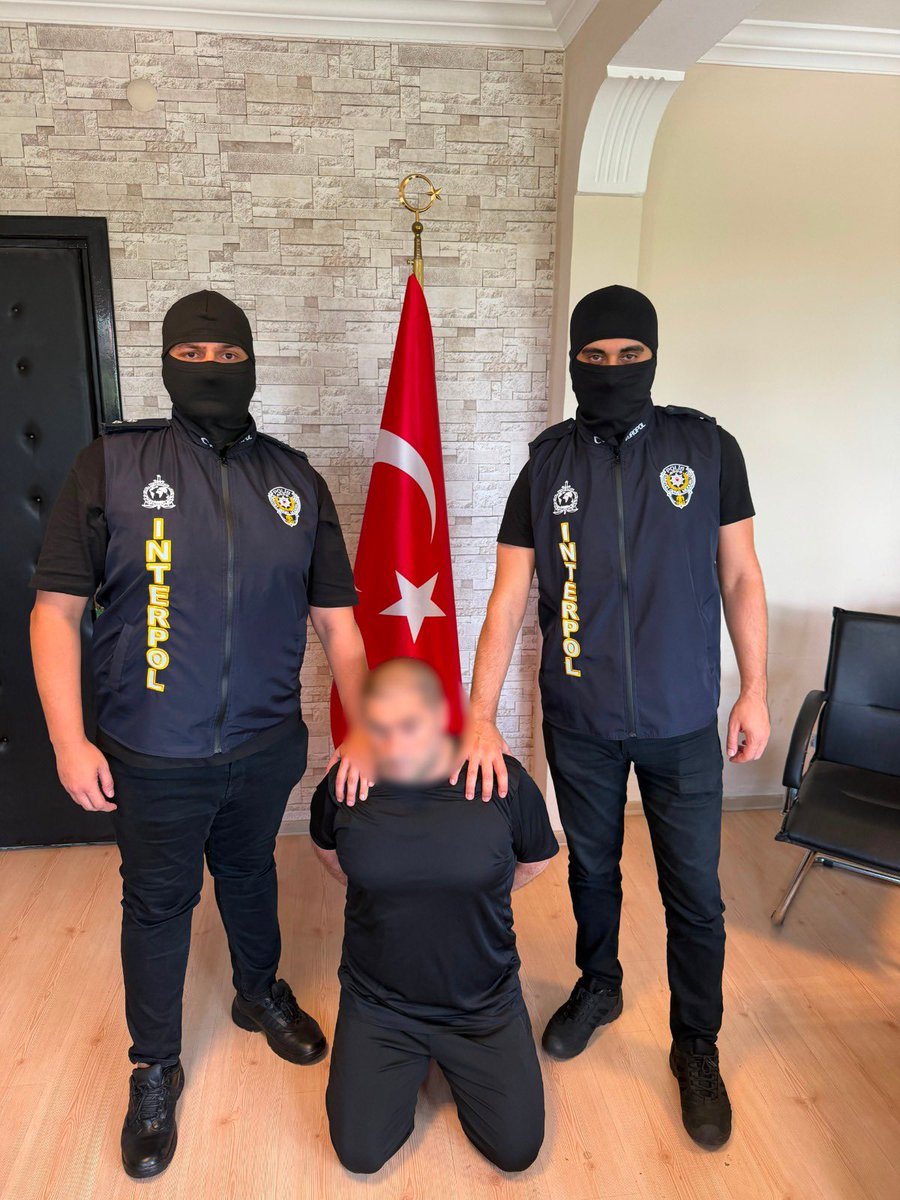 TC_icisleri's tweet photo. "2 Organize Suç Örgütü Elebaşı Gürcistan'dan Ülkemize İade Edildi"

Organize Suç Örgütü Elebaşları Nereye Kaçarlarsa Kaçsınlar Türk Devletinin Pençesinden Kurtulamazlar. "REDKİTLER" Organize Suç Örgütü Elebaşı Ferhat Delen ile  “ERDOĞAN AYKUT” Organize Suç Örgütü Elebaşı Erdoğan Aykut Gürcistan'da yakalanarak bugün Sarp Kara Hudut Kapısı üzerinden ülkemize iadeleri sağlandı.

Emniyet Genel Müdürlüğü Interpol Europol Daire Başkanlığı,  KOM ve İstihbarat Başkanlıkları, Göçmen Kaçakçılığıyla Mücadele ve Hudut Kapıları ile Asayiş Daire Başkanlıkları, Dışişleri Bakanlığı ve Adalet Bakanlığı koordinesinde;

-“Kasten Öldürme, Suç İşlemek Amacıyla Örgüt Kurma ve Ruhsatsız Ateşli Silahlarla Mermileri Satın Alma, Taşıma veya Bulundurma” suçlarından kırmızı bültenle uluslararası seviyede aranan REDKİTLER organize suç örgütü elebaşı Ferhat Delen isimli şahıs,

-“Silahla Yağma, Türk Vatandaşı veya Yabancının Yurt Dışına Çıkmasına İmkân Sağlama, Hırsızlık" suçlarından kırmızı bültenle uluslararası seviyede aranan ERDOĞAN AYKUT organize suç örgütü elebaşı Erdoğan Aykut isimli şahıs,

Ayrıca;
-“Silahla Tehdit, Kamu Malına Zarar Verme, Ruhsatsız Ateşli Silahlar Mermileri Satın Alma veya Taşıma veya Bulundurma” suçlarından kırmızı bültenle uluslararası seviyede aranan KULE EMRE organize suç örgütü üyesi Bayram Tekkalan ile

-“Hakaret, Görevi Yaptırmamak için Direnme, Kasten Öldürmeye Azmettirme, Kasten Öldürmeye Teşebbüs ve Sahte Para Basmak, 6136 Sayılı Kanuna Aykırılık, Tasarlayarak Kasten Öldürme, Gece Vakti Silahla Yağma, Cebir, Tehdit veya Hile Kullanarak Kişiyi Hürriyetinden Yoksun Kılma, Kasten Adam Öldürme” suçlarından kırmızı bültenle uluslararası seviyede aranan Ş.B., D.Y., H.U. ve F.S. isimli şahıslar da Gürcistan’da yakalanarak ülkemize iadeleri sağlandı. 

Çocuklarımızın geleceğine uzanan, gençlerimizi suç batağına çekmeye çalışan hiçbir organize suç örgütüne geçit vermeyeceğiz. 10 yılda geçse 100 yılda geçse nereye kaçarlarsa kaçsınlar, Türk Devleti’nin pençesinden kurtulamayacaklar. 

Kahraman Polislerimizi, Başkanlıklarımızı, Daire Başkanlıklarımızı, Artvin İl Emniyet Müdürlüğümüzü ve emeği geçenleri tebrik ediyoruz. 

Adalet Bakanlığı ve Dışişleri Bakanlığı görevlilerine teşekkür ediyoruz.