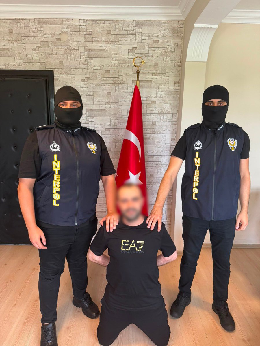 TC_icisleri's tweet photo. "2 Organize Suç Örgütü Elebaşı Gürcistan'dan Ülkemize İade Edildi"

Organize Suç Örgütü Elebaşları Nereye Kaçarlarsa Kaçsınlar Türk Devletinin Pençesinden Kurtulamazlar. "REDKİTLER" Organize Suç Örgütü Elebaşı Ferhat Delen ile  “ERDOĞAN AYKUT” Organize Suç Örgütü Elebaşı Erdoğan Aykut Gürcistan'da yakalanarak bugün Sarp Kara Hudut Kapısı üzerinden ülkemize iadeleri sağlandı.

Emniyet Genel Müdürlüğü Interpol Europol Daire Başkanlığı,  KOM ve İstihbarat Başkanlıkları, Göçmen Kaçakçılığıyla Mücadele ve Hudut Kapıları ile Asayiş Daire Başkanlıkları, Dışişleri Bakanlığı ve Adalet Bakanlığı koordinesinde;

-“Kasten Öldürme, Suç İşlemek Amacıyla Örgüt Kurma ve Ruhsatsız Ateşli Silahlarla Mermileri Satın Alma, Taşıma veya Bulundurma” suçlarından kırmızı bültenle uluslararası seviyede aranan REDKİTLER organize suç örgütü elebaşı Ferhat Delen isimli şahıs,

-“Silahla Yağma, Türk Vatandaşı veya Yabancının Yurt Dışına Çıkmasına İmkân Sağlama, Hırsızlık" suçlarından kırmızı bültenle uluslararası seviyede aranan ERDOĞAN AYKUT organize suç örgütü elebaşı Erdoğan Aykut isimli şahıs,

Ayrıca;
-“Silahla Tehdit, Kamu Malına Zarar Verme, Ruhsatsız Ateşli Silahlar Mermileri Satın Alma veya Taşıma veya Bulundurma” suçlarından kırmızı bültenle uluslararası seviyede aranan KULE EMRE organize suç örgütü üyesi Bayram Tekkalan ile

-“Hakaret, Görevi Yaptırmamak için Direnme, Kasten Öldürmeye Azmettirme, Kasten Öldürmeye Teşebbüs ve Sahte Para Basmak, 6136 Sayılı Kanuna Aykırılık, Tasarlayarak Kasten Öldürme, Gece Vakti Silahla Yağma, Cebir, Tehdit veya Hile Kullanarak Kişiyi Hürriyetinden Yoksun Kılma, Kasten Adam Öldürme” suçlarından kırmızı bültenle uluslararası seviyede aranan Ş.B., D.Y., H.U. ve F.S. isimli şahıslar da Gürcistan’da yakalanarak ülkemize iadeleri sağlandı. 

Çocuklarımızın geleceğine uzanan, gençlerimizi suç batağına çekmeye çalışan hiçbir organize suç örgütüne geçit vermeyeceğiz. 10 yılda geçse 100 yılda geçse nereye kaçarlarsa kaçsınlar, Türk Devleti’nin pençesinden kurtulamayacaklar. 

Kahraman Polislerimizi, Başkanlıklarımızı, Daire Başkanlıklarımızı, Artvin İl Emniyet Müdürlüğümüzü ve emeği geçenleri tebrik ediyoruz. 

Adalet Bakanlığı ve Dışişleri Bakanlığı görevlilerine teşekkür ediyoruz.