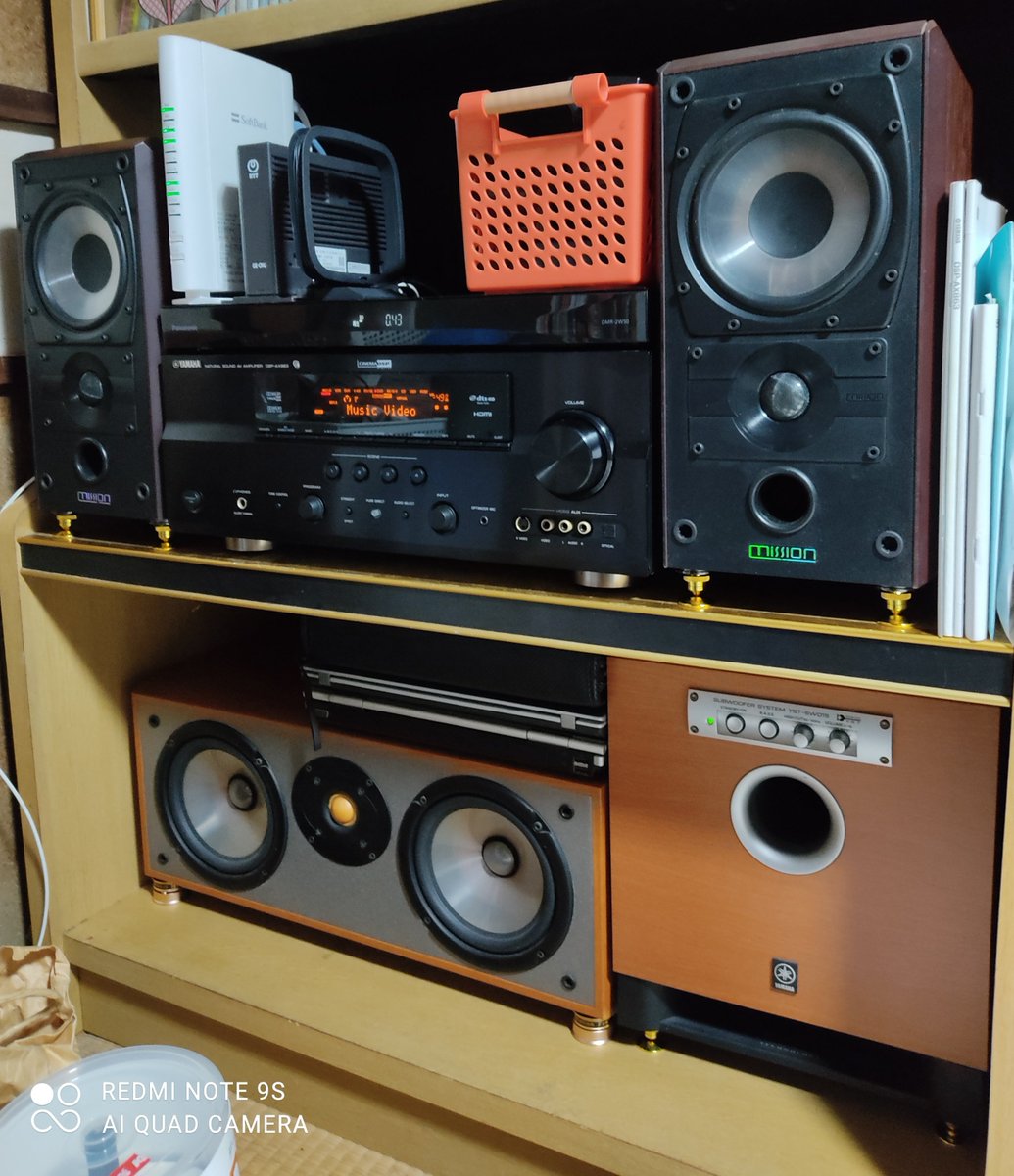 poppiruku's tweet photo. SONYのBlu-rayレコーダーBDZ-RX30の起動が遅く実用的では無かったのでPanasonicのDMR-2W50というレコーダーに買い換えました。あとフロントスピーカーをMISSIONのMission751へ、センタースピーカーをYAMAHAのNS-C300へ買い換え。サランネットは音的にも見た目的にも邪魔なので取っ払いました（笑） https://t.co/SL8FLV3EMD
