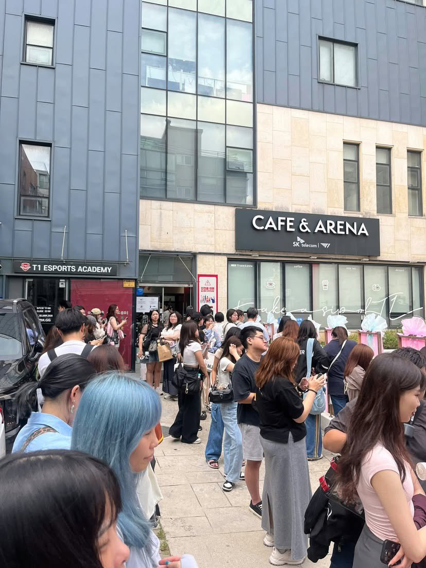 joyfordoran's tweet photo. So Oner left the building wearing a tank top just to take out the trash? I feel like he had another motive😭😭 https://t.co/71oL8fazVV