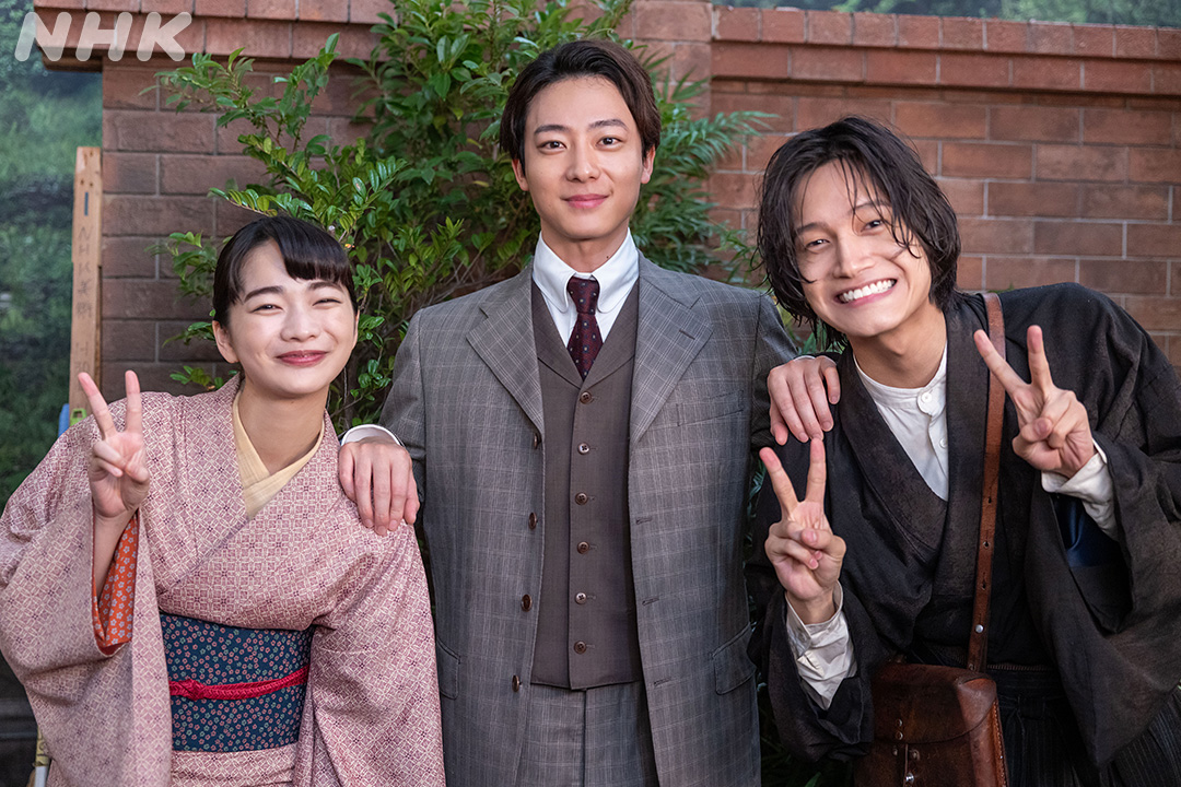 asadora_nhk's tweet photo. 本日放送のシーンは大雨降らしの撮影。
大切なシーンでもあるので入念にテストをしながら臨みました。
すぶ濡れのシマケンと、うっすら濡れてしまったりん&amp;横沢。
撮影終わりの皆さん。お疲れさまでした👏

👇３人のシーンは本編で
https://t.co/oRj8C2G0da

#朝ドラ #風薫る
見上愛 佐野晶哉 井上祐貴 https://t.co/NLNYIKiUDA