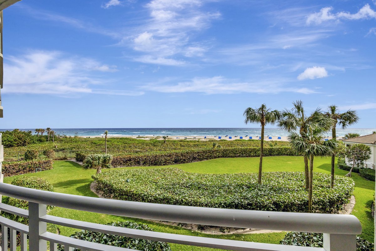 DebbieHawks123's tweet photo. CLOSED | 3000 N Ocean Dr #4D at Tiara on Singer Island for $900,000. Congratulations to both the buyer and seller on a successful closing. Thinking about selling a Singer Island condo? We would be happy to help you evaluate the market and prepare a strong listing strategy. https://t.co/Pf1tHhO1nd