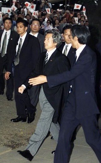 ProfShimada's tweet photo. 「必ず8月15日に靖国神社に行く」と公約した小泉純一郎首相は、在任中（2001年〜2006年）、計6回参拝を行った。

初回の2001年は、8月13日。
2年目以降は、春・秋の例大祭、元日、1月14日。
最終年の2006年は公約通り8月15日に参拝した。

特に首相退任後は、反原発を趣味にするなど大いに国益を害した人だったが、靖国参拝に関しては、ほぼ言行一致していた。
その点、立派だったと思う。
