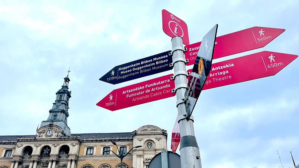 CiudadesCaminan's tweet photo. 🌳 En este caluroso mes peatonal, insistimos en que el exceso de espacio para vehículos no solo dificulta caminar, también impide la presencia de más árboles que oxigenen y atemperen la ciudad. El espacio que gana el coche lo pierde la vida urbana. https://t.co/IvK5nAf5y9 https://t.co/mBvazlt2Wj