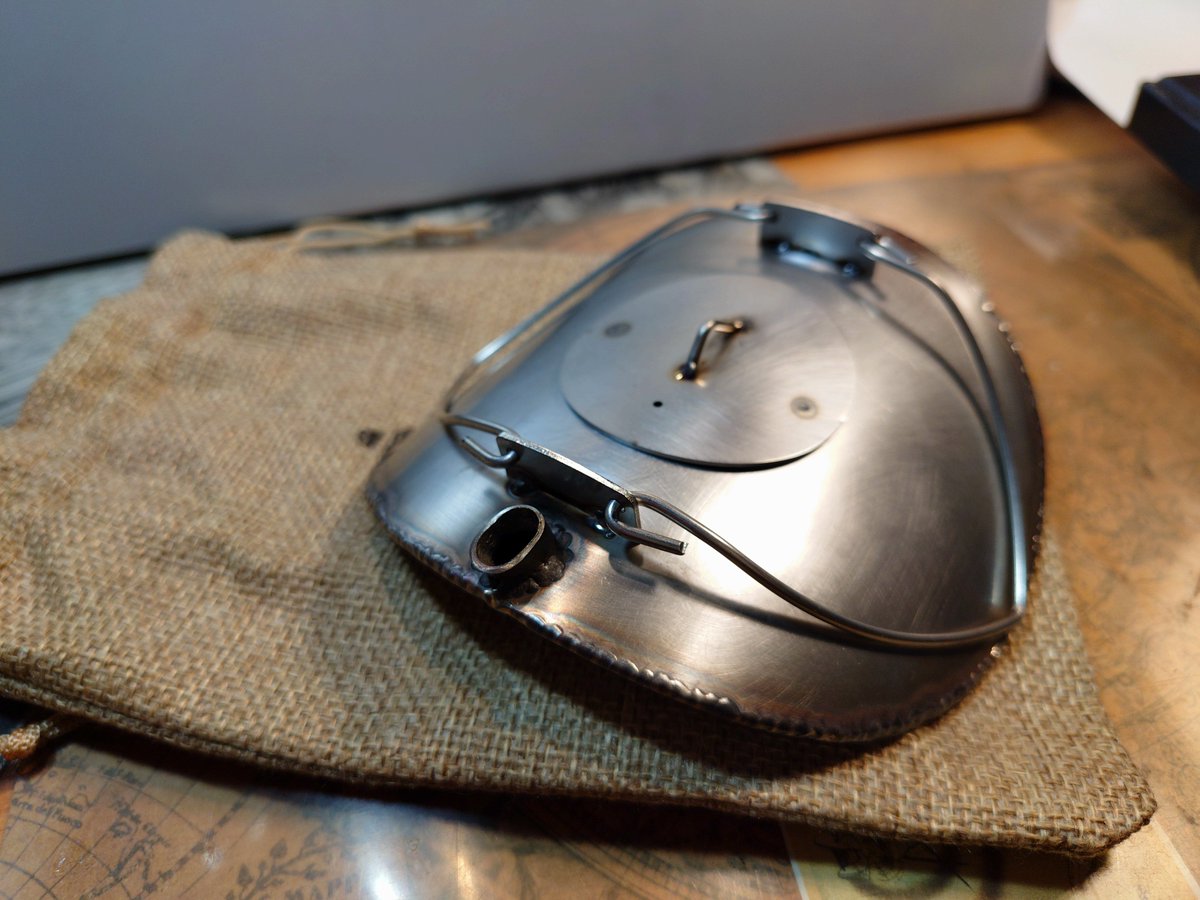 nokibasouichi's tweet photo. 可愛いかったので入手したタートルケトル。この武骨で飾らないフォルムを見よ、但し沸かせるのはコップ一杯分、そこが良いじゃろ。アイアンショップのロゴが裏蓋にある。
現役はキャプテンスタッグ、ギリラーメンイケる大きさ。コーヒーはスイス軍のボルケーノで組んでる。
#Ironshop
#タートルケトル https://t.co/vhVXdHrVwl