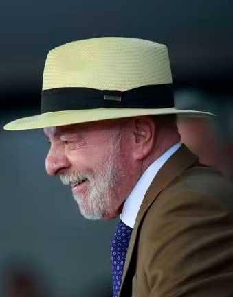 mdassisonline's tweet photo. Leio no @JornalOGlobo que Lula adotou o chapéu Panamá para proteger o couro cabeludo após retirar uma lesão de câncer de pele. Feito à mão no Equador com palha de toquilla, pode levar de dois dias a seis meses para ficar pronto. 

Diz o jornal que o modelo se popularizou entre os trabalhadores do Canal do Panamá e ganhou projeção com Theodore Roosevelt, em 1906. 

A matéria, porém, esqueceu Santos-Dumont, que tornou o chapéu amassado sua marca e lançou moda em Paris após, segundo relatos, usá-lo para conter um princípio de incêndio em seu famoso dirigível Nº 9. 

Na verdade, é possível que tenha sido Santos-Dumont que inspirou Roosevelt a usar o chapéu. 

Em abril de 1902, o inventor brasileiro, então uma das maiores celebridades do mundo, foi recebido pelo presidente dos Estados Unidos na Casa Branca, em Washington.

Inclusive, nessa visita aos EUA, Santos-Dumont previu: "New York is to be the greatest 'Air Port' of the future". 

Ou seja, além de inventar o avião e acertar na previsão, também foi ele que inventou a palavra aeroporto.