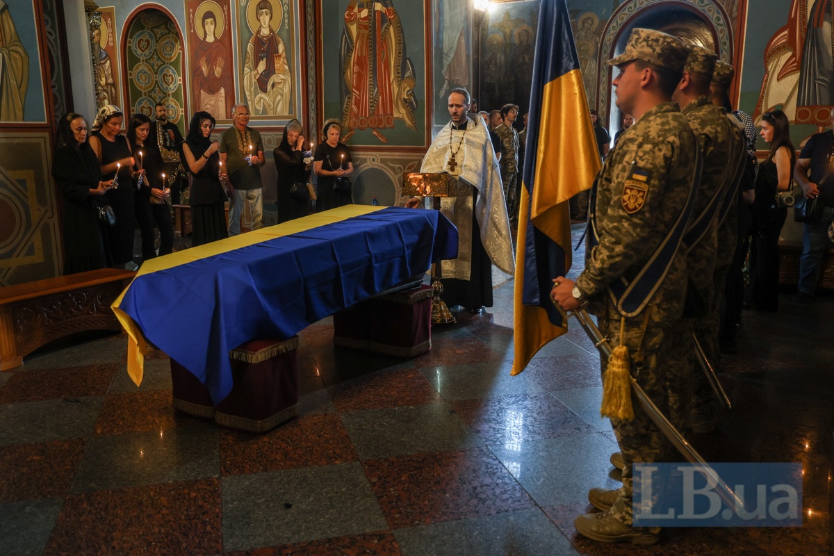 lb_ua's tweet photo. В Києві відбулася церемонія прощання з розвідником Третього армійського корпусу Сергієм Оксютою. Друг "Карта" загинув 8 серпня під час виконання бойового завдання. Вічна памʼять і слава Герою. https://t.co/YZtDf2i3Ed https://t.co/3A6mTmNi1d