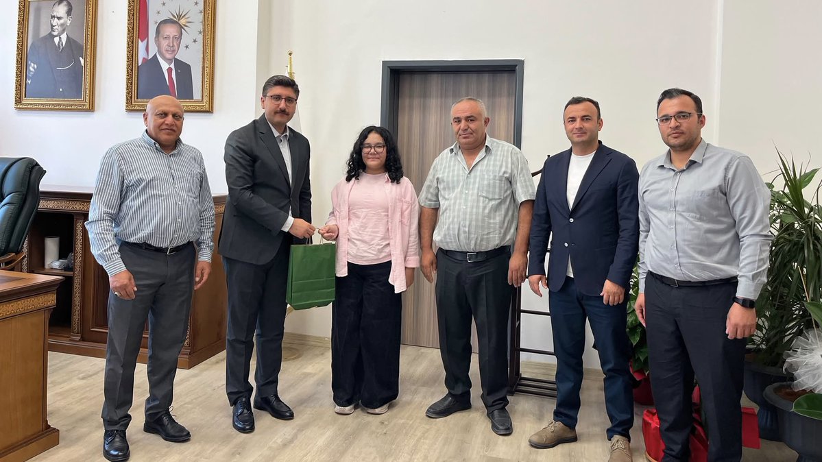 ceritmem46's tweet photo. İlçe Millî Eğitim Müdürümüz Ali ÖZTÜRK, Şube Müdürümüz ve okul müdürlerimiz ile birlikte, LGS sınavında ilçemizde dereceye giren öğrencilerimiz Ramazan Efe BORAZAN, Yusuf Mert GÜLER ve İrem Nisa ARAS ile Sayın Kaymakamımız Mustafa ŞEKER’i makamında ziyaret etti. https://t.co/BN8HMJYC2y