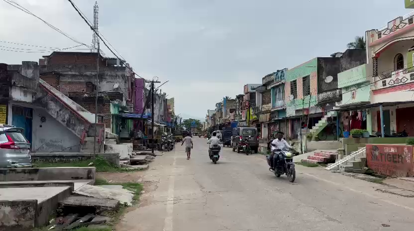 otvkhabar's tweet photo. #ଶ୍ୱଶୁର_ଘର_ଆଗରେ_ବୋହୂର_ଧାରଣା
-ଦିଗପହଣ୍ଡି: ଶ୍ୱଶୁର ଘର ଆଗରେ ଧାରଣା ଦେଲା ବୋହୂ
-ନିଜ ହକ୍ ଦାବି କରି ଧାରଣା ଦେଇଛି ବୋହୂ
-ସ୍ବାମୀ ବାହାର ରାଜ୍ୟରେ ଅନ୍ୟ ମହିଳାଙ୍କୁ ବିବାହ କରିଥିବା ଅଭିଯୋଗ
-ଦିଗପହଣ୍ଡି ଥାନା ଭୀଷ୍ମଗିରି ଗାଁ ବ୍ରାହ୍ମଣସାହିରେ ଧାରଣା
#Digapahandi #DaughterInLawProtest #SitInProtest #Bhishmagiri #OTV