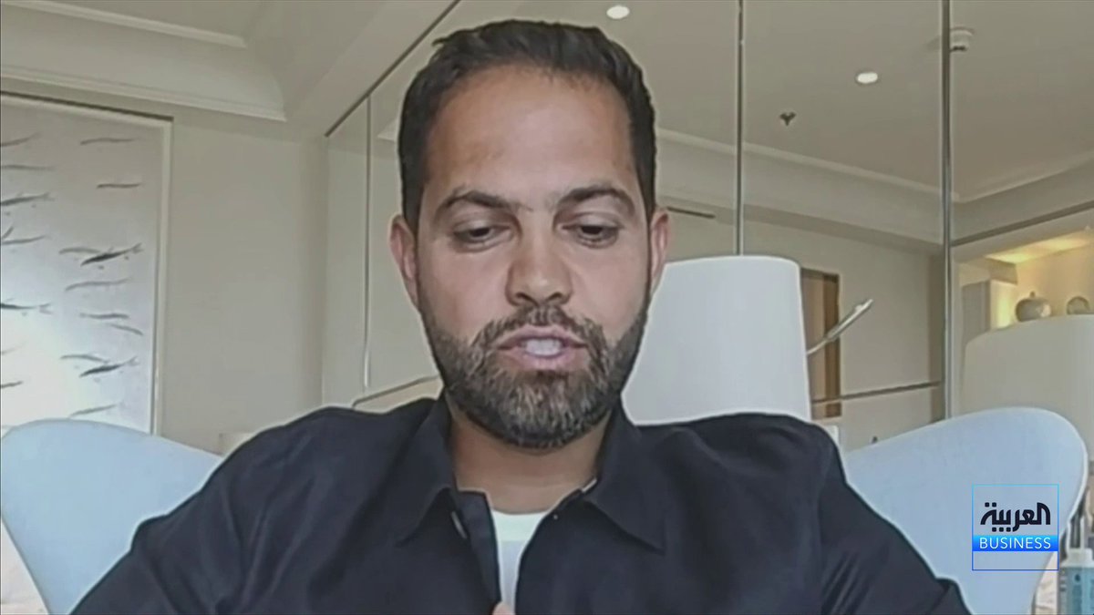 الرئيس التنفيذي لشركة بيوت القابضة عبدالرحمن الخنه في مقابلة مع "العربية Business". أسباب انخفاض أرباح الشركة تعود لنوعية العقود، لاسيما عقود الحكومة الأميريكية التي توقف استخدامها. توقف الطيران وتأجيل المشاريع أثرت سلباً على الموارد المباشرة للشركة والجانب اللوجستي. ارتفاع تكاليف تنفيذ المشاريع وأسعار الشحن والمواد أثر سلباً على الأداء المالي والربحي. حتى الآن.. فزنا بعقود قيمة 17 مليون دينار كويتي، ونستهدف توقيع عقود بقيمة 75 مليون دينار بنهاية 2026. نتوقع أن يتوازى حجم أعمال فرع الشركة بالسعودية مع حجم أعمالها في الكويت خلال 4 إلى 5 سنوات قادمة. Noufhijazi_bn غداء عمل _Business 