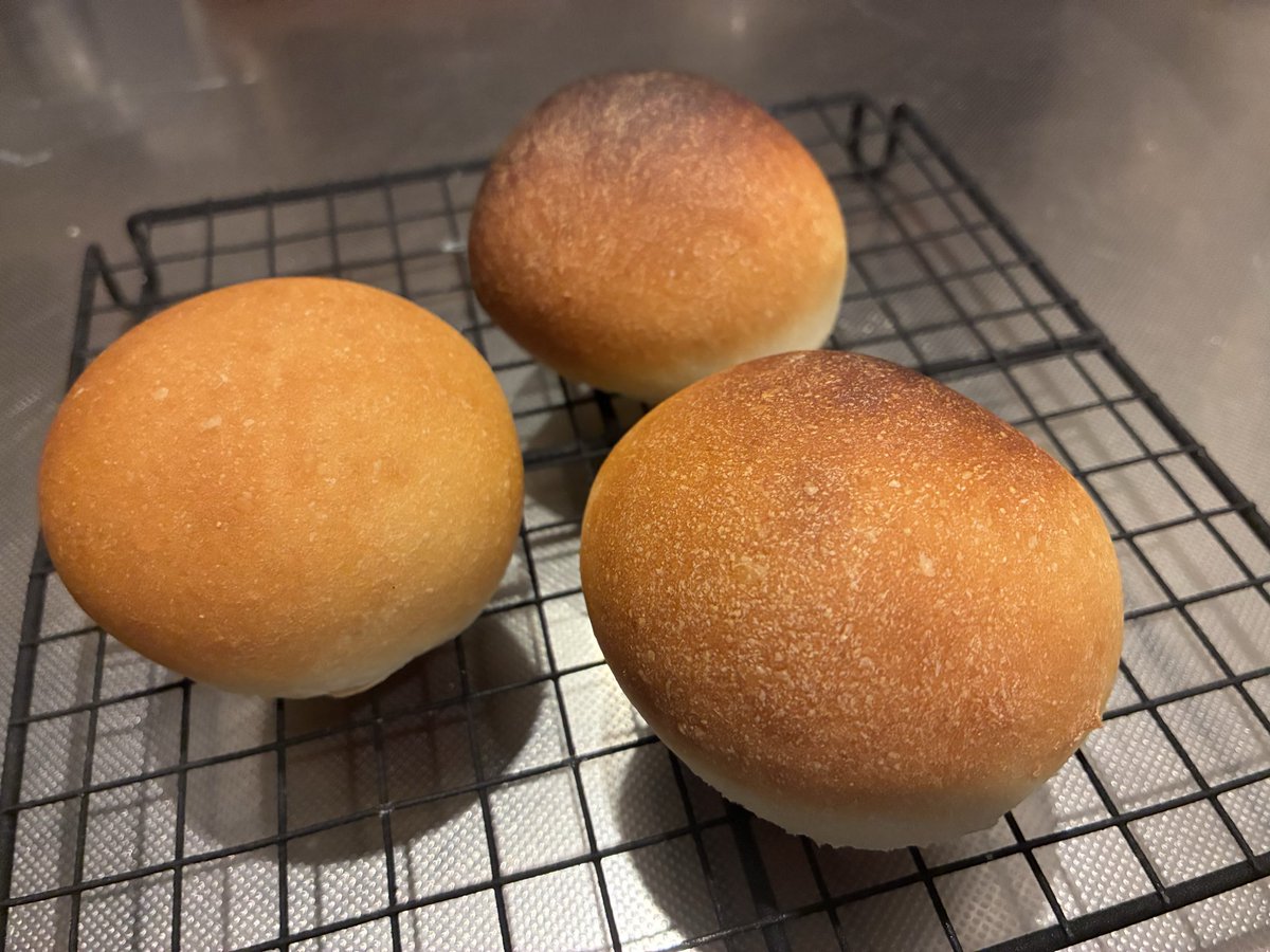 MSc_suzu's tweet photo. 丸パンが焼けました🥖
#ふくよかメイド日誌 https://t.co/6h6mLKR62O