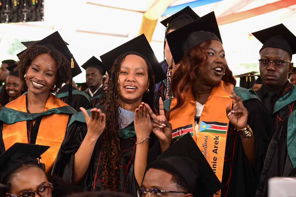 StrathU's tweet photo. Lakini Camera Mani haujapiga picha? 😂📸🎓

#DegreeKwaMfuko #MadeInSU #SUreFuture #GoPlacesWithSU https://t.co/mSNtdazyk7