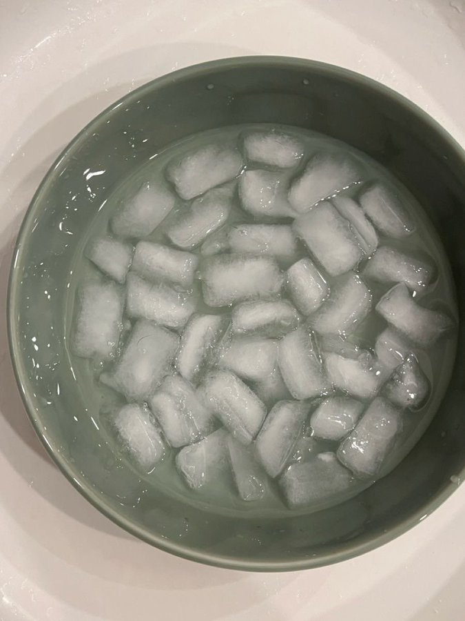 CoachJulianNiko's tweet photo. High cortisol ages your face, shrinks your brain, and tanks your libido.

Here are 9 surprisingly simple ways to bring it down naturally:

1. Put your face in cold ice water. https://t.co/2ae7tIFOme