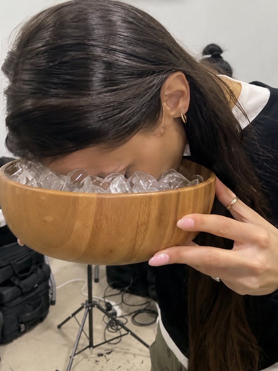 CoachJulianNiko's tweet photo. High cortisol ages your face, shrinks your brain, and tanks your libido.

Here are 9 surprisingly simple ways to bring it down naturally:

1. Put your face in cold ice water. https://t.co/2ae7tIFOme
