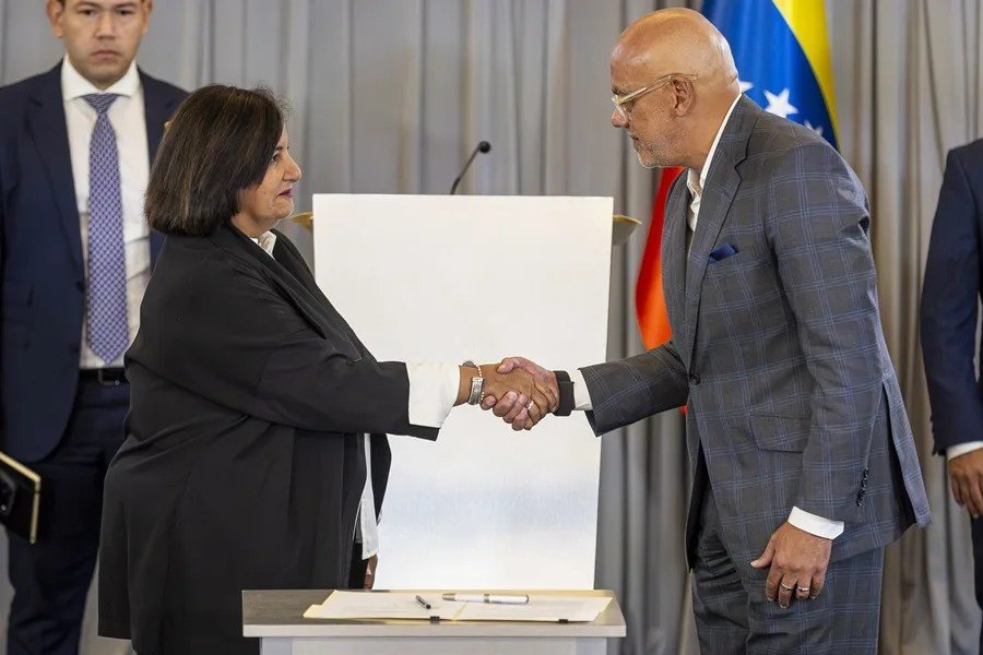 GianninoFlorio's tweet photo. 🇻🇪 | EL GOBIERNO NACIONAL VA GANANDO EN EL DIÁLOGO 

Y es que hicieron una jugada maestra que, obviamente los borregos no se percataron y juran que salieron perdedores: 

🔴 Consolidaron la división dentro de la oposición:

1.  La liberación de activos congelados a Venezuela es un tema que genera mucho debate dentro de la oposición. 

Ambas partes acordaron promover la liberación de los activos en Inglaterra para ser administrado obviamente por el Gobierno Nacional bajo altos estándares de verificación. 

➡️ Esto es un reconocimiento indirecto a la autoridad del chavismo quien ejerce el Poder en Venezuela y si antes quedaban dudas, ahora hasta la oposición pide que le regresen los recursos para que ellos lo administren. 

2. Incorporar a "esa oposición" a la elección del nuevo TSJ 

Pero recordemos que no es la única oposición.

Actualmente queda dividida la oposición en por lo menos 4 partes: 

- Los que están en la AN actual
- Los que representan a la AN2015
- Los independientes 
- Los maricorinos perdedores 

Y la cuota de representatividad que podría estar negociando la oposición en la AN actual (merecida por su representación, por cierto), ahora tendrían que dividirla con la oposición representada por la AN2015. 

➡️ Es como si del 100%, el chavismo tuviera un 70% de representatividad (por su amplia mayoría en la AN actual) y el restante lo dividirán entre dos oposiciones. 

🚨 ¿Y al final,  todo esto es bueno para Venezuela? 

Sí. MUY BUENO. Porque esa oposición representada por la AN2015 que se negaba a entrar en el hilo constitucional, ahora lo hace. 

Se acaba el "Edmundo González Presidente", se acaba el poco desconocimiento al Gobierno actual que quedaba.

Pero algunos no están listos para leer este análisis. 

Claramente prefieren leer a Charla Angola, a Mojorlando o a cualquiera de esos tarifados que viven de venderles cuentos de fantasías.