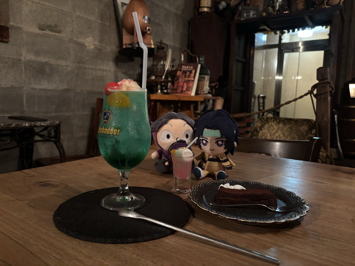 iguminoshiro's tweet photo. 今日は純情喫茶スガハラに行ってきました！✨
ぬい用サイズのクリームソーダもあってとっても可愛かったです💕色も選べて最高でした😆 https://t.co/bRRGNXjdfS