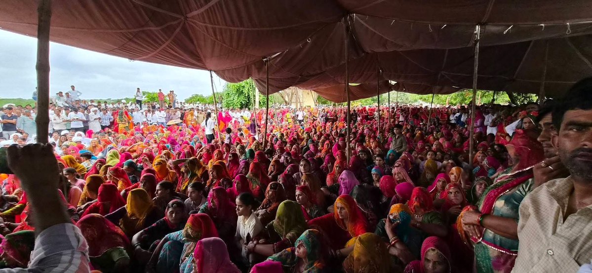 Pabukhichar's tweet photo. माननीय @BhajanlalBjp जी ये कोई राजनीतिक रेली नही है ये भंवरी देवी को न्याय दिलाने के लिए लाखो लोगों का आक्रोश हैं, इसलिये समय रहते भंवरी देवी के हत्यारे को गिरफ्तार किया जाए अन्यथा राजधानी आते समय नहीं लगेगा। 
लोहावट भंवरी देवी हत्याकांड पर आक्रोशित भीड़…!!!! 
#भंवरी_को_न्याय_दो https://t.co/Q80zZ6aCio