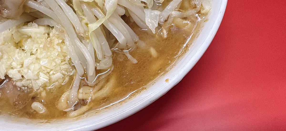 koun026's tweet photo. 松戸二郎 外待7 20:09
線状降水帯に負けじ劣らず力強い一杯
#ラーメン二郎
#松戸駅前店
#松戸二郎 https://t.co/fvXyHxV8IM