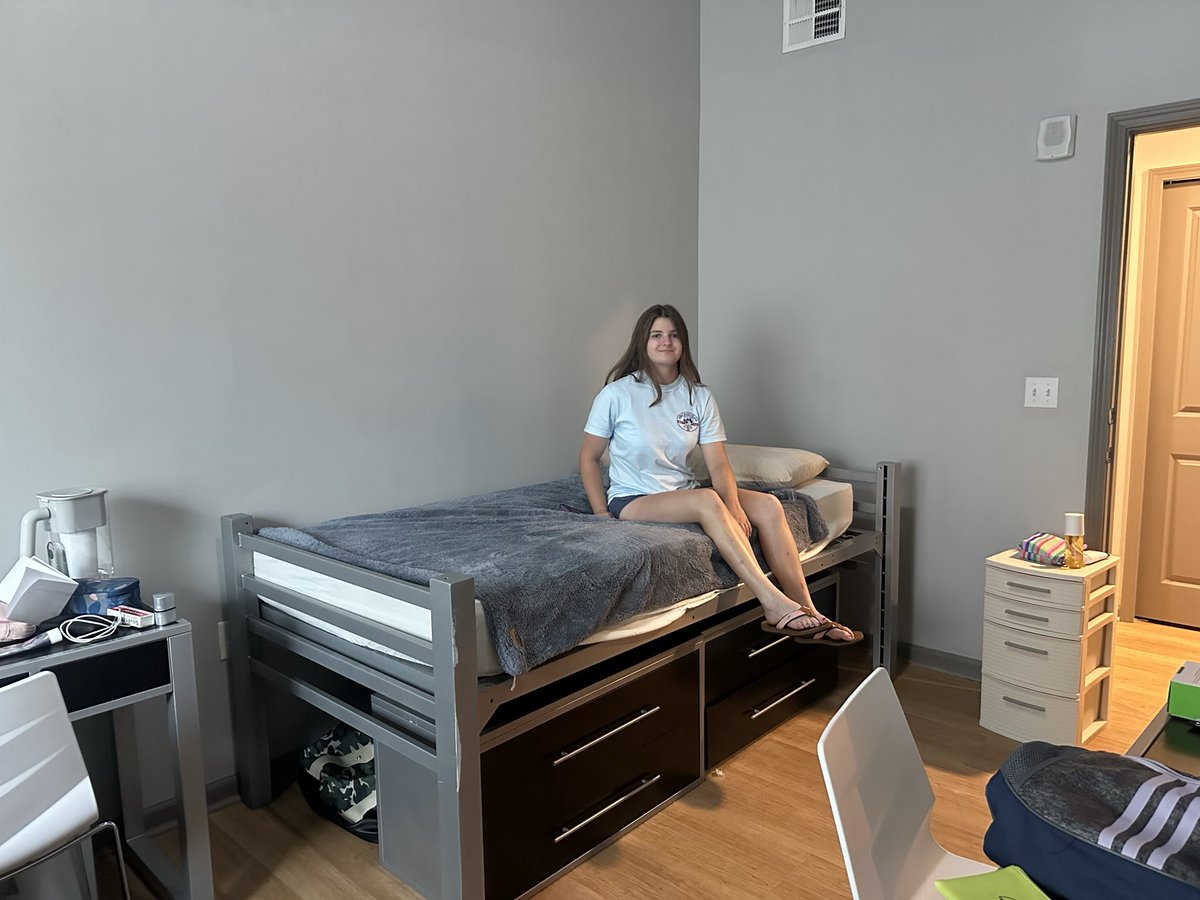 ReneSOlson's tweet photo. All moved in!! Have a great year kiddo!! 💜 https://t.co/DFJimvXvhP