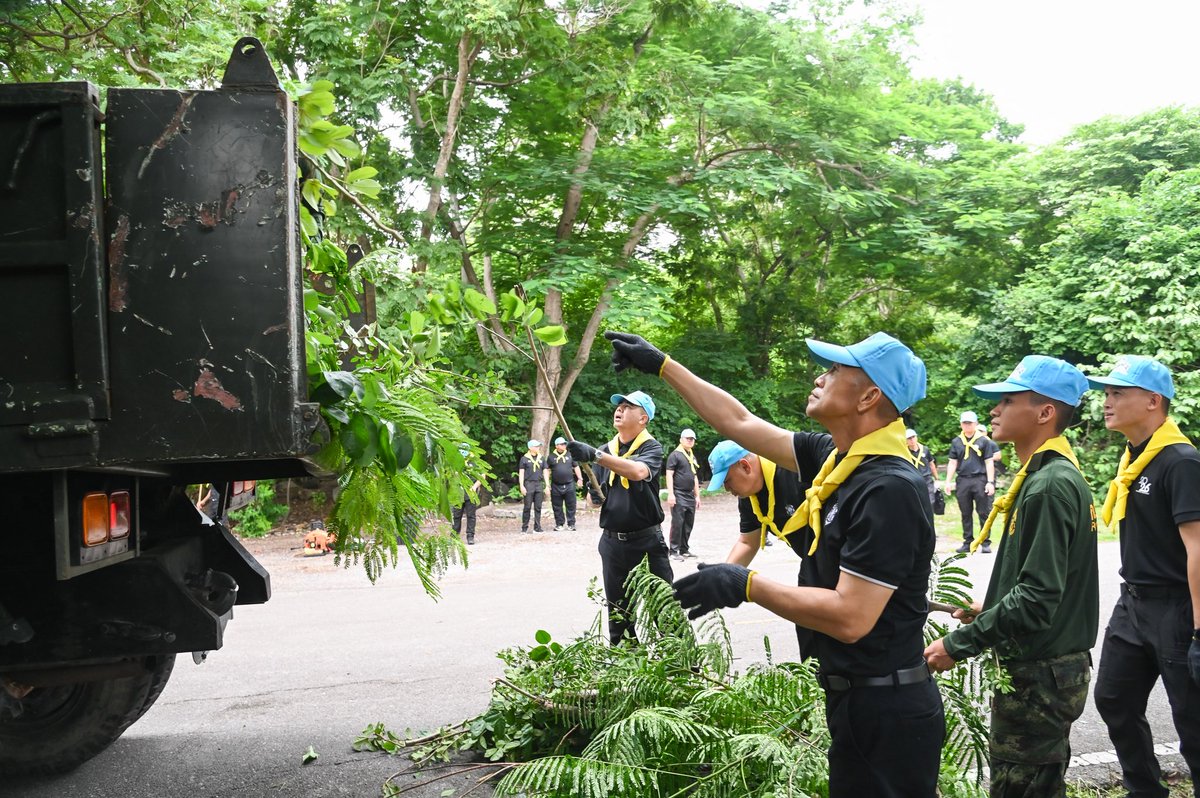 engineer_div's tweet photo. วันที่ 13 ส.ค. 69 พล.ต.จิระเดช  ขจายแสง ผบ.พล.ช. ,ผู้บังคับบัญชา ใน พล.ช. และ ช.พัน.51 ร่วมกิจกรรมจิตอาสาบำเพ็ญสาธารณประโยชน์ ร่วมกับเทศบาลตำบลเขางู  เนื่องในวันคล้ายวันพระราชสมภพ สมเด็จพระนางเจ้าสิริกิติ์ พระบรมราชินีนาถ พระบรมราชชนนีพันปีหลวง 12 ส.ค. 69 ณ บริเวณอุทยานหินเขางู https://t.co/ggDLoedrX2