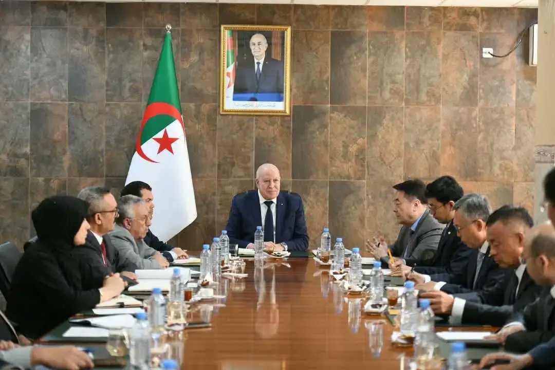 APS_Algerie's tweet photo. Réhabilitation du complexe d #El_Hadjar
#Bachir examine le développement du projet avec la délégation d'un groupe chinois

🔗https://t.co/eWcaQCmuEQ https://t.co/pfQ4VGtQZf
